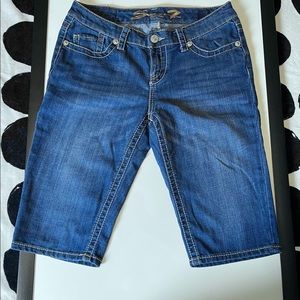 Super cute Bermuda Seven7 jean shorts ~medium blue